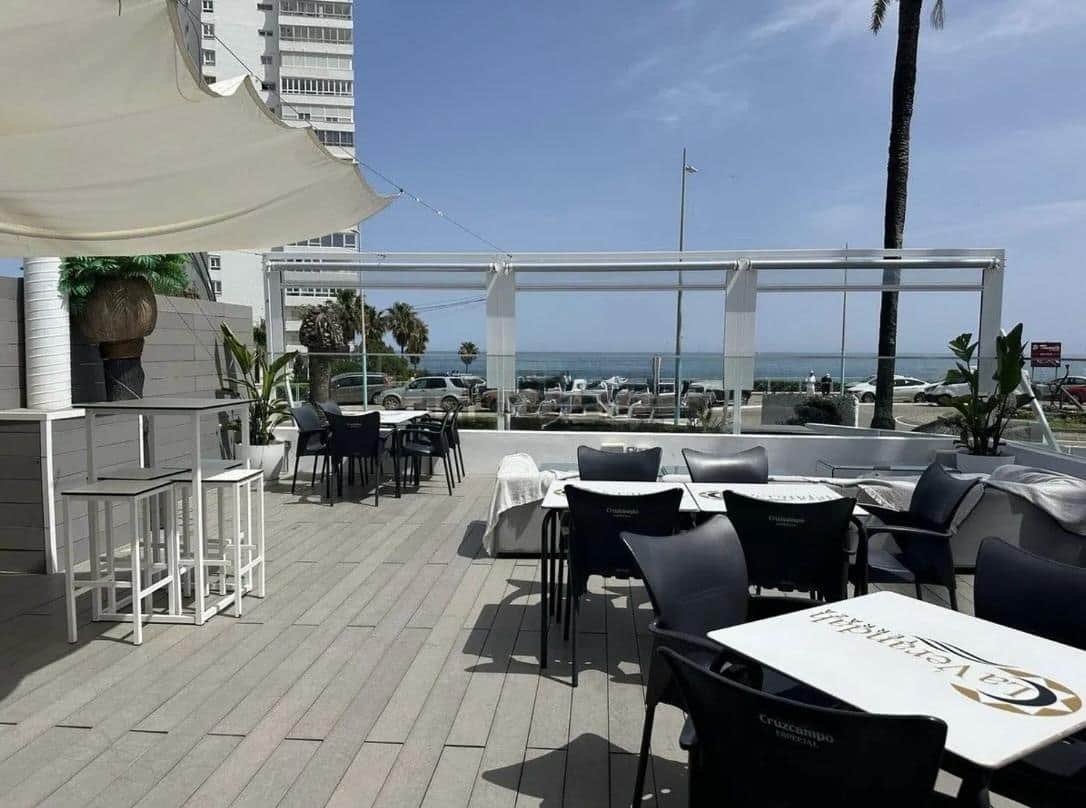 Restaurante en primera línea de playa en Torreguadiaro/Sotogrande con trayectoria consolidada y gran potencial de crecimiento.- - Foto 2