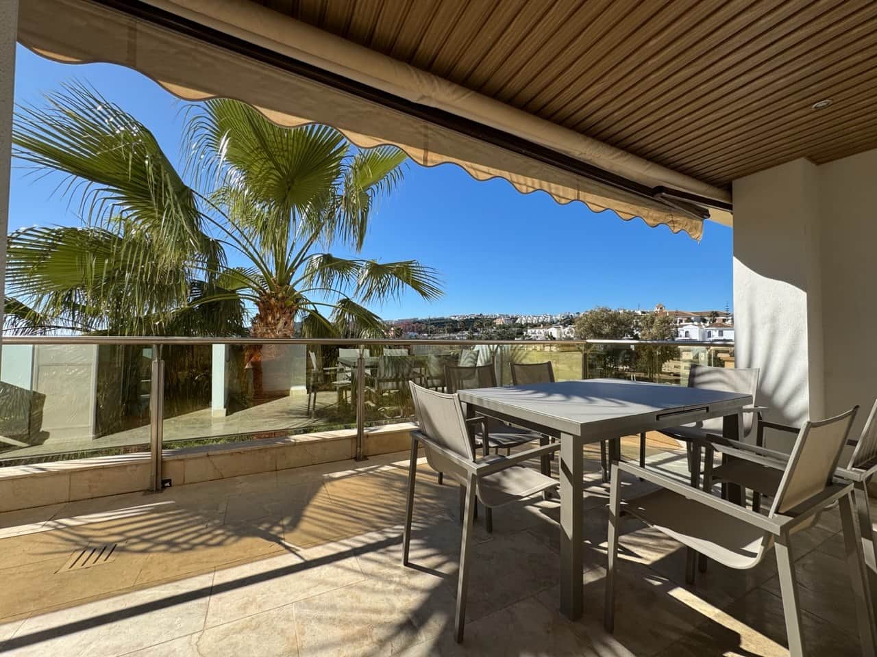 “Apartamento de 3 Dormitorios en Primera Línea de Playa – Puerto de la Duquesa” - Foto 4